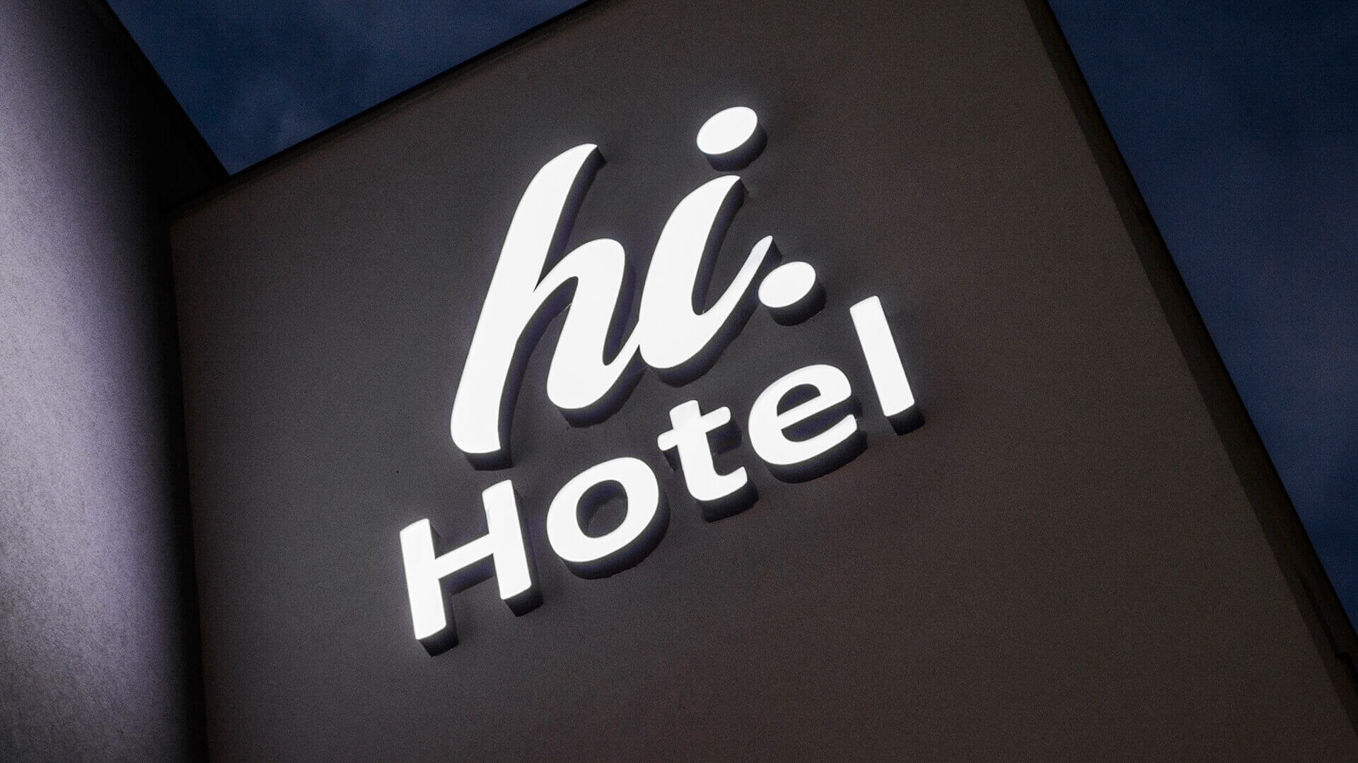 Hi hotel hihotel - hi-hotel-neon-on-the-wall-neon-behind-the-panel-neon-under-light-neon-at-the-entry-neon-at-height-neon-lines-neon-colour-white-logo-of-the-firm-neon-on-concrete-gdansk-lotnisko (4)